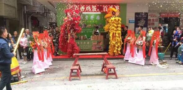 在深圳龙华，一家以百香蒸鸡为主打招牌菜品的连锁分店正盛大开业