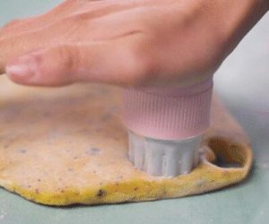 模具中撒上熟糯米粉，均匀沾满表面，放入模具中冷藏2小时定型。