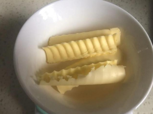 黄油隔水融化，或在微波炉叮20秒至融化，加入蜂蜜和蛋黄拌匀
