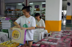 闽西武平县百香果冷链分拣中心配送车间，工人们忙对百香果进行包装发货。　
