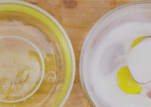 首先准备两个稍微大点的碗，把鸡蛋的蛋黄蛋清分离在两个碗中