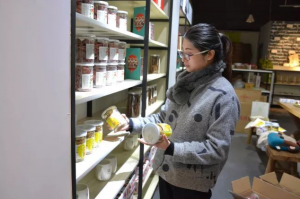 近两年来，王秀珍积极推销家乡的百香果，尤其推销贫困户生产的百香果，帮助贫困户脱贫致富。