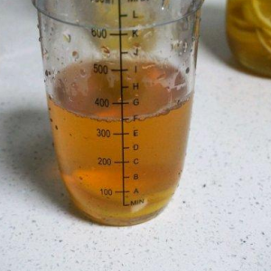 把秘制的柠檬放入雪克杯中，在滴入三勺糖浆。